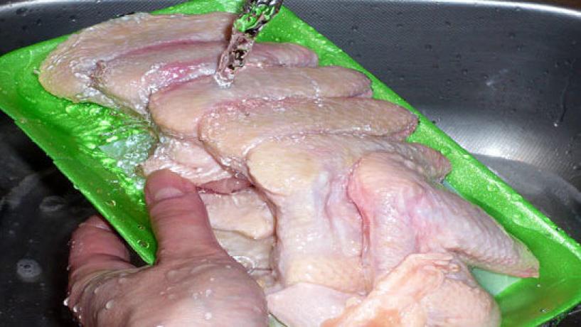 Experts Warn of Food Safety Risk From Washing Chicken before Preparation