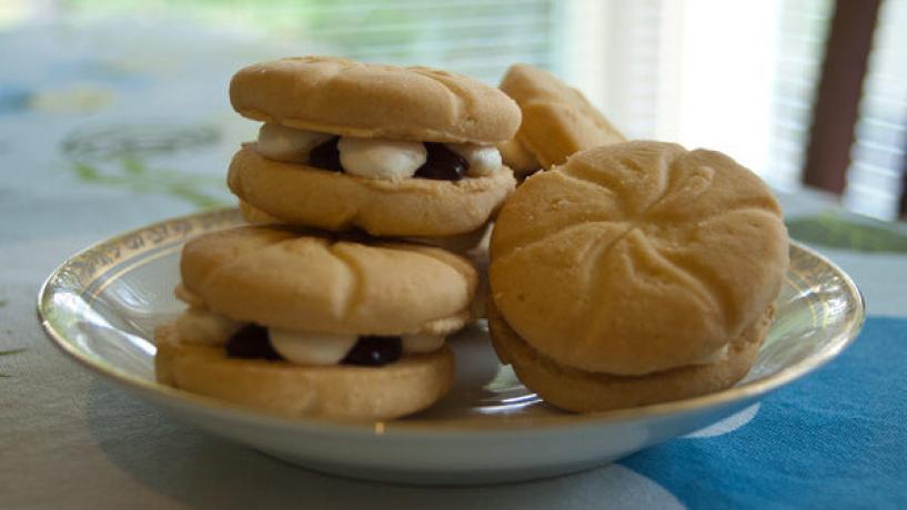 Plastic Bits in White Wings Creamies Biscuits